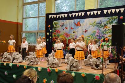 Przedszkolaki w kolorowych strojach występują na scenie z okazji Święta Rodziny