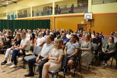 Rodzice siedzący na widowni ogladają występ dzieci