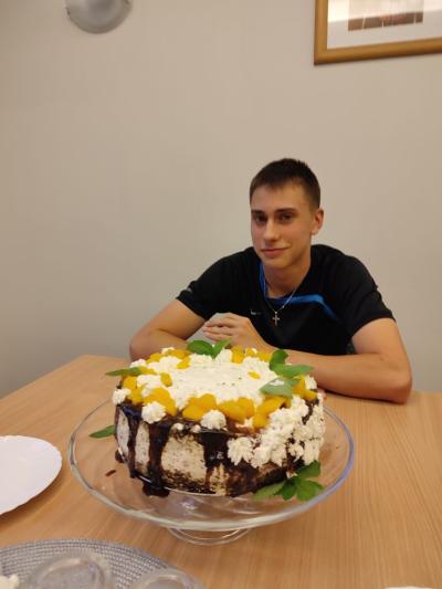 Swietujemy urodziny- tort urodzinowy i grupa dzieci
