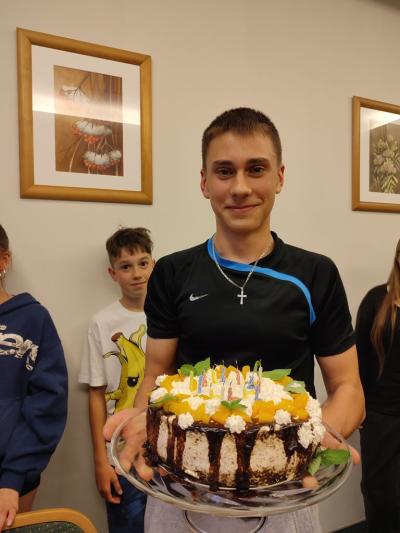 Swietujemy urodziny- tort urodzinowy i grupa dzieci