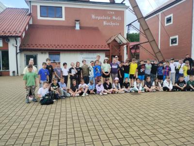 Uczniowie pozują do zdjęcia grupowego