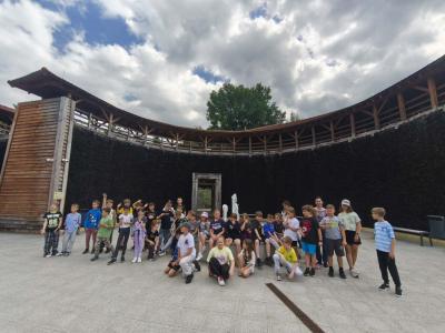 Uczniowie pozują do zdjęcia grupowego