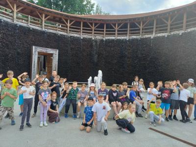 Uczniowie pozują do zdjęcia grupowego