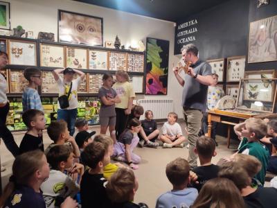 Uczniowie w Muzeum Motyli