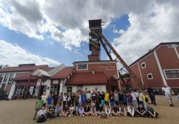 Uczniowie pozują do zdjęcia grupowego