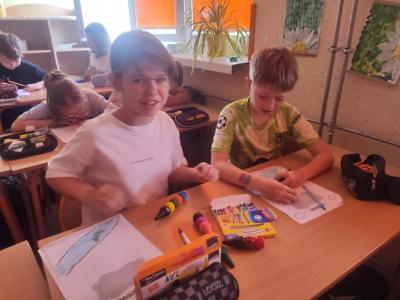 Dzieci uzupełniają lekturniki z projektu