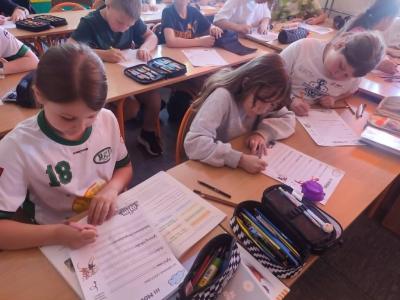Dzieci uzupełniają lekturniki z projektu
