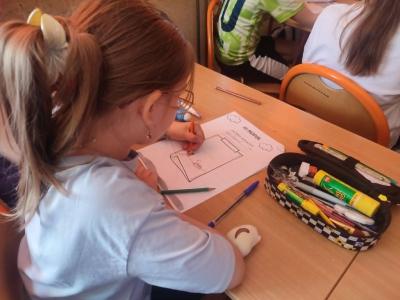 Dzieci uzupełniają lekturniki z projektu