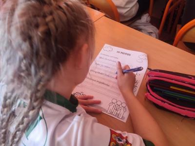 Dzieci uzupełniają lekturniki z projektu