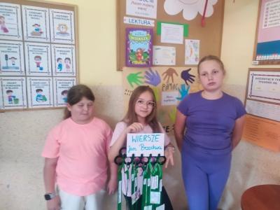 Trzy dziewczynki pozują do zdjecia