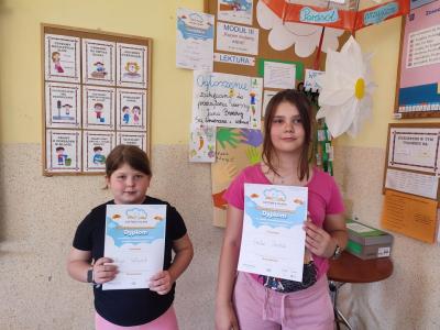 Uczniowie pozują do zdjęcia z dyplomam