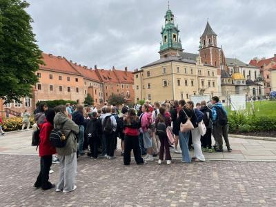 uczniowie zwiedzają Kraków