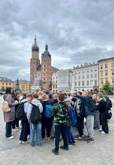 uczniowie zwiedzają zabytki Krakowa