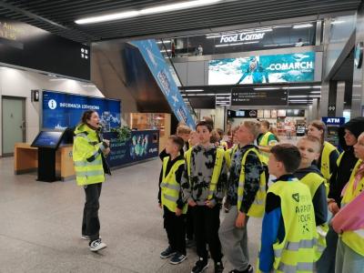 grupa uczniów podczas warsztatów na lotnisku