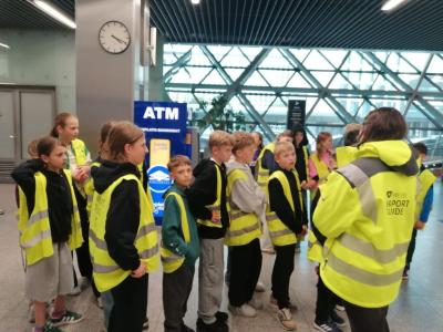 dzieci podczas warsztatów na lotnisku