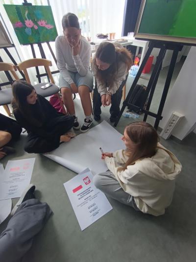 Uczennice pracują nad projektem