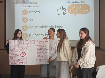 Uczennice prezentują opracowany projekt