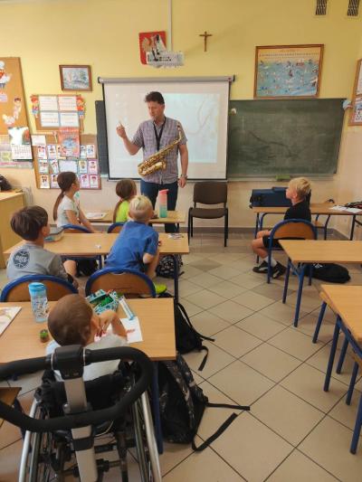Pan Marek przedstawiam uczniom budowę instrumentu