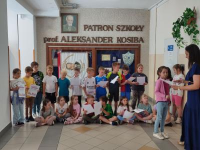 Uroczyste podsumowanie programu Kolorowa matematyka z Korbo - wręczenie dyplomów i pamiątkowe zdjęcia