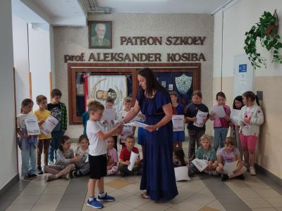 Uroczyste podsumowanie programu Kolorowa matematyka z Korbo - wręczenie dyplomów i pamiątkowe zdjęcia