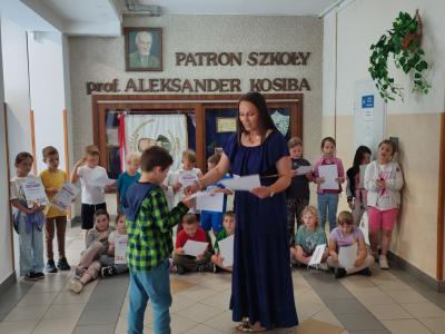 Uroczyste podsumowanie programu Kolorowa matematyka z Korbo - wręczenie dyplomów i pamiątkowe zdjęcia