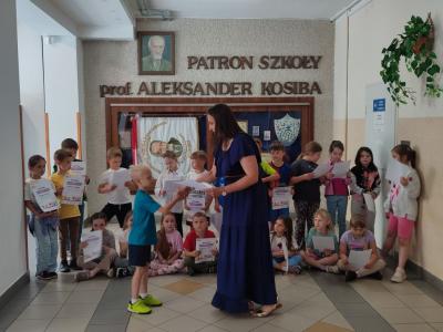 Uroczyste podsumowanie programu Kolorowa matematyka z Korbo - wręczenie dyplomów i pamiątkowe zdjęcia