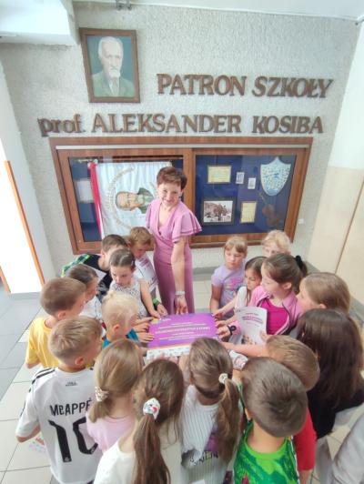 Uroczyste podsumowanie programu Kolorowa matematyka z Korbo - wręczenie dyplomów i pamiątkowe zdjęcia