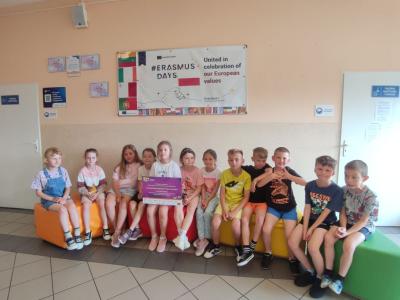 Uroczyste podsumowanie programu Kolorowa matematyka z Korbo - wręczenie dyplomów i pamiątkowe zdjęcia