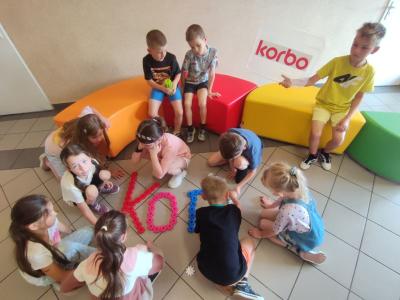 Uroczyste podsumowanie programu Kolorowa matematyka z Korbo - wręczenie dyplomów i pamiątkowe zdjęcia