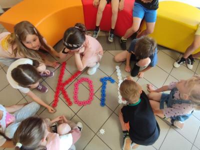 Uroczyste podsumowanie programu Kolorowa matematyka z Korbo - wręczenie dyplomów i pamiątkowe zdjęcia