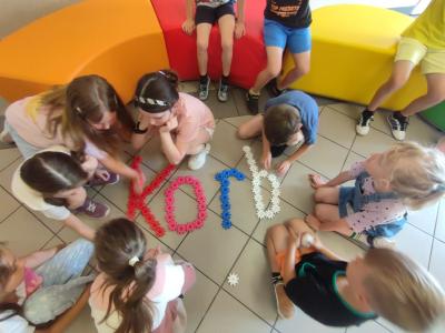 Uroczyste podsumowanie programu Kolorowa matematyka z Korbo - wręczenie dyplomów i pamiątkowe zdjęcia