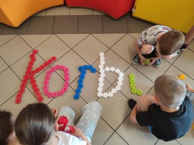 Uroczyste podsumowanie programu Kolorowa matematyka z Korbo - wręczenie dyplomów i pamiątkowe zdjęcia