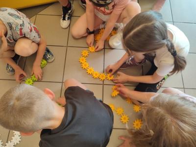 Uroczyste podsumowanie programu Kolorowa matematyka z Korbo - wręczenie dyplomów i pamiątkowe zdjęcia
