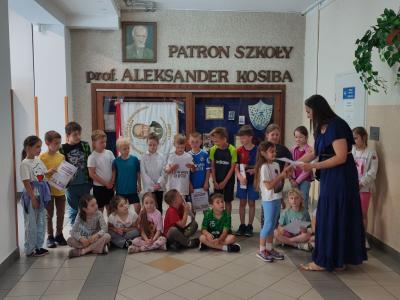 Uroczyste podsumowanie programu Kolorowa matematyka z Korbo - wręczenie dyplomów i pamiątkowe zdjęcia