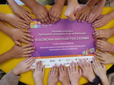 Uroczyste podsumowanie programu Kolorowa matematyka z Korbo - wręczenie dyplomów i pamiątkowe zdjęcia