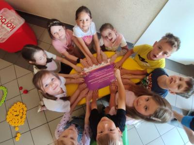 Uroczyste podsumowanie programu Kolorowa matematyka z Korbo - wręczenie dyplomów i pamiątkowe zdjęcia