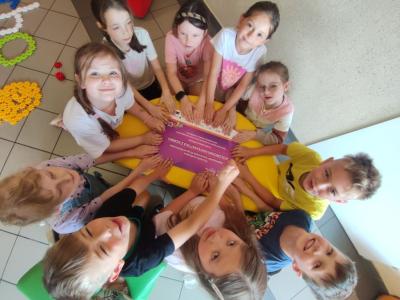 Uroczyste podsumowanie programu Kolorowa matematyka z Korbo - wręczenie dyplomów i pamiątkowe zdjęcia
