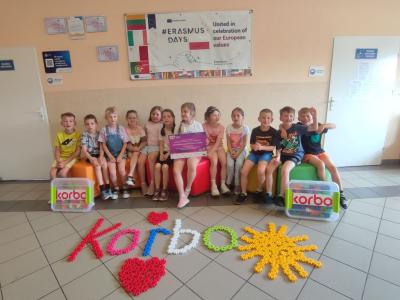 Uroczyste podsumowanie programu Kolorowa matematyka z Korbo - wręczenie dyplomów i pamiątkowe zdjęcia