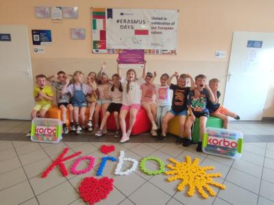 Uroczyste podsumowanie programu Kolorowa matematyka z Korbo - wręczenie dyplomów i pamiątkowe zdjęcia
