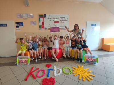 Uroczyste podsumowanie programu Kolorowa matematyka z Korbo - wręczenie dyplomów i pamiątkowe zdjęcia
