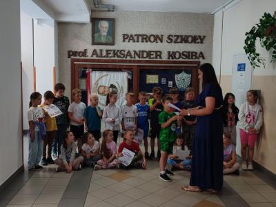 Uroczyste podsumowanie programu Kolorowa matematyka z Korbo - wręczenie dyplomów i pamiątkowe zdjęcia