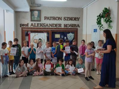 Uroczyste podsumowanie programu Kolorowa matematyka z Korbo - wręczenie dyplomów i pamiątkowe zdjęcia
