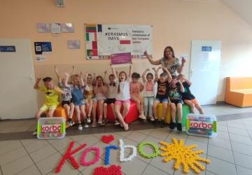 Uroczyste podsumowanie programu Kolorowa matematyka z Korbo - wręczenie dyplomów i pamiątkowe zdjęcia