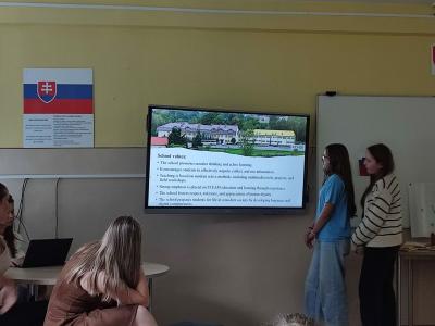 Uczniowie szkół partnerskich prezentują swoje szkoły