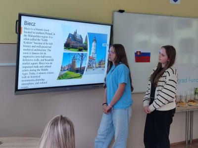 Uczniowie szkół partnerskich prezentują swoje szkoły