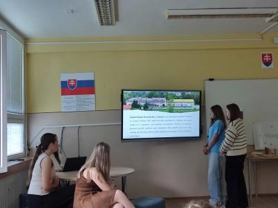 Uczniowie szkół partnerskich prezentują swoje szkoły