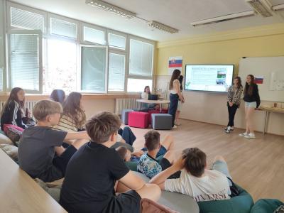 Uczniowie szkół partnerskich prezentują swoje szkoły