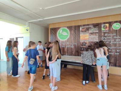 Zdjęcie grupowe w centrum miasta