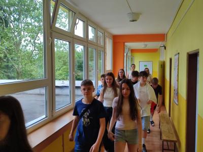 Zdjęcie grupowe w centrum miasta