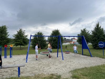 czterech chłopców korzysta z atrakcji na placu zabaw